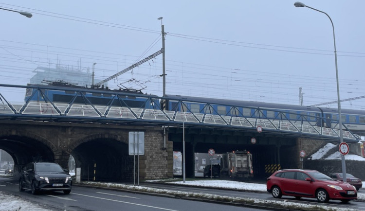 Železničáři si našli firmu, která v Brně opraví most přes Svratku.