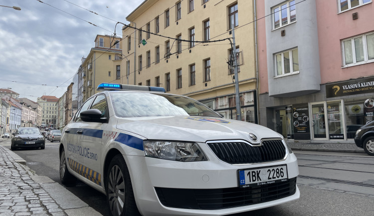 Muž v Brně házel na zaparkované auto vajíčka, led a lomcoval s dveřmi. Uvnitř byly děti