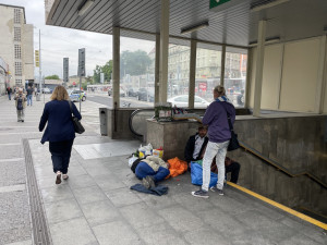 Na nádraží v Brně se strhla drsná a neférová bitka. Pět lidí zmlátilo mladý pár