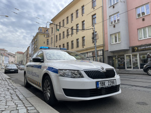 Muž v Brně házel na zaparkované auto vajíčka, led a lomcoval s dveřmi. Uvnitř byly děti