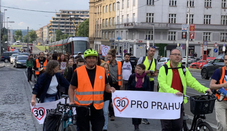 Třicítkáři chtěli dělat piknik na magistrále, vedení Prahy jim ho zakázalo