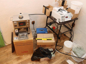 Přes brněnské pošty posílali dealeři steroidy do světa. Největší případ historie, tvrdí celníci 