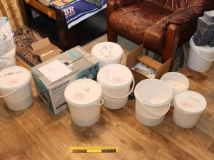 Přes brněnské pošty posílali dealeři steroidy do světa. Největší případ historie, tvrdí celníci 