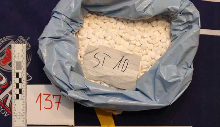 Přes brněnské pošty posílali dealeři steroidy do světa. Největší případ historie, tvrdí celníci 