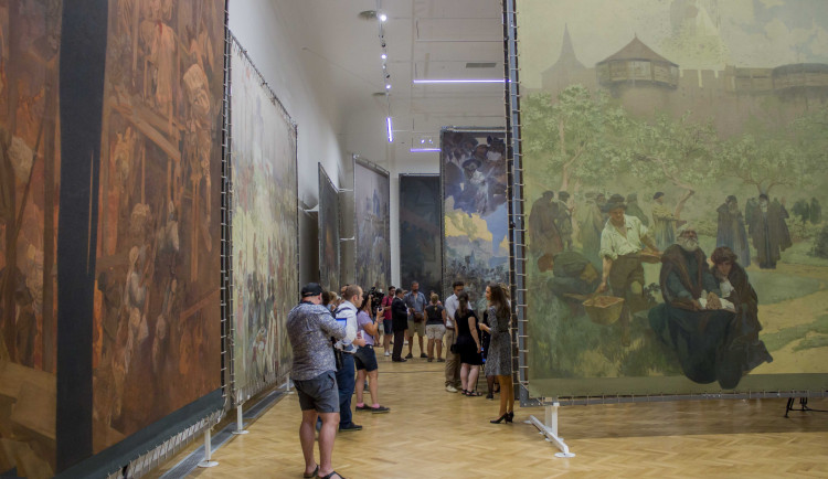 Moravský Krumlov jásá. Muchova epopej zůstane ve městě mnohem déle