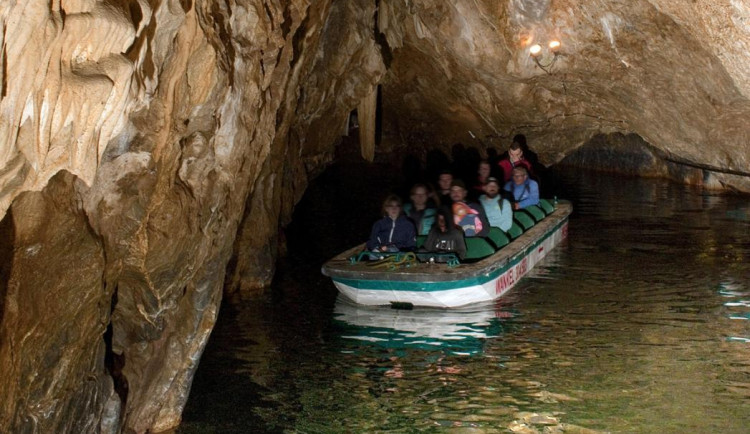 Punkevní jeskyně slaví výročí. Turisté je na člunech objevují už devadesát let