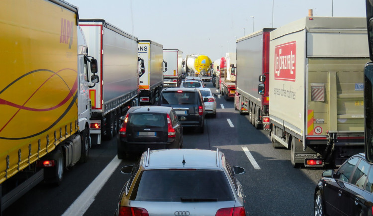 Vysokoškoláci z Brna hledají nejlepší trasy pro kamioňáky. Řidičům naprogramovali software