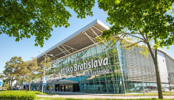 Brnu konkuruje bratislavské letiště. Vytasilo se s online rezervací parkování