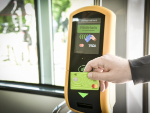 V Brně si oblíbili nákup jízdenek kartou ve voze. Služba je jednoduchá, chválí systém dopravci
