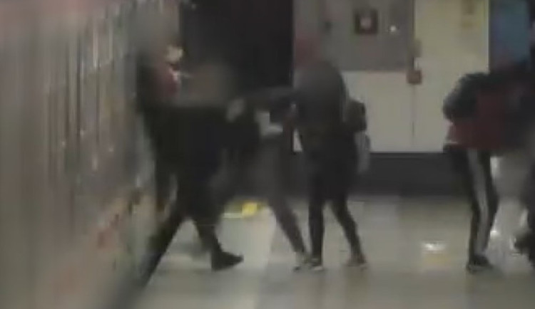 Muž spadl při bitce ve stanici metra do kolejiště. Útočníkovi hrozí vězení