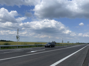 Řidiči jezdí mezi Brnem a Znojmem bez omezení. Silničáři po roce opravili silnici