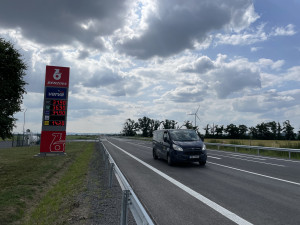 Řidiči jezdí mezi Brnem a Znojmem bez omezení. Silničáři po roce opravili silnici