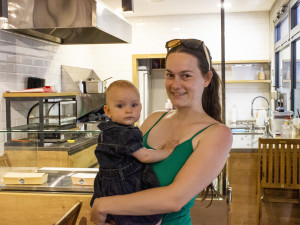 Podnikání na mateřské není problém, tvrdí aktivní máma, která Brňany krmí americkými párky