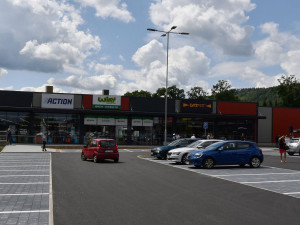 Blansko slaví otevření velkého obchoďáku i s kruháčem. Konec cest do Brna, těší místní