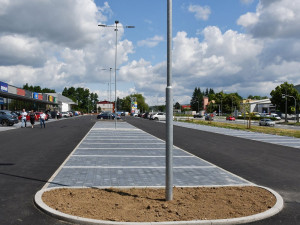 Blansko slaví otevření velkého obchoďáku i s kruháčem. Konec cest do Brna, těší místní