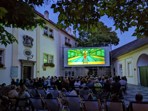 Na radnici v Brně odstartuje letní kino. Promítne filmy pro děti i skejťáky