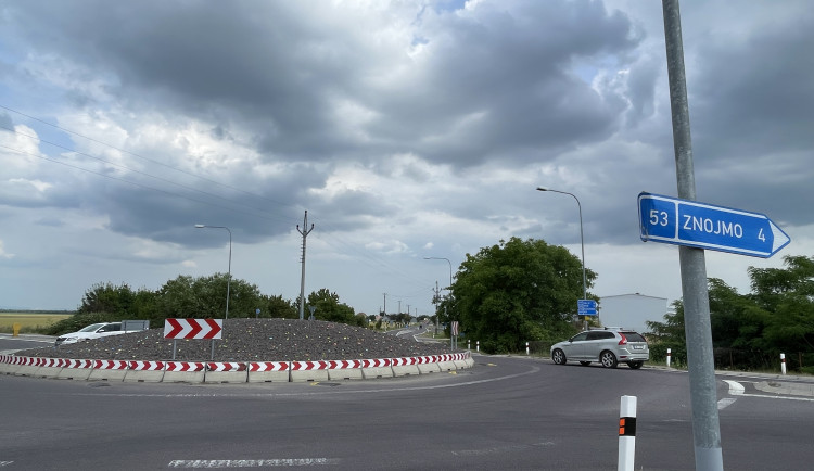 Řidiči jezdí mezi Brnem a Znojmem bez omezení. Silničáři po roce opravili silnici
