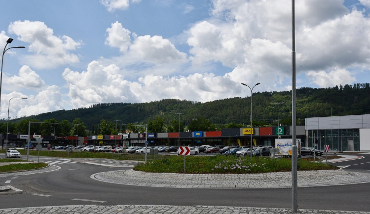 Blansko slaví otevření velkého obchoďáku i s kruháčem. Konec cest do Brna, těší místní