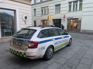 Žena v Brně chtěla vrazit Brňanovi kudlu do zad, když si kupoval cigarety