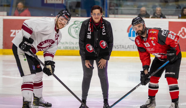 Starostka Ivana Solařová vhazuje čestné buly před finále druhé ligy