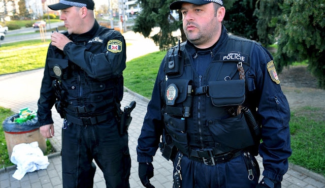Pár v Brně vyfasoval pokutu za piknik s plyšovým medvědem. Nejste na pláži, slyšeli