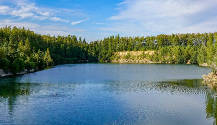 Zpátky na pláž. Voda v hornocerekvickém lomu se zlepšila, už je vhodná ke koupání
