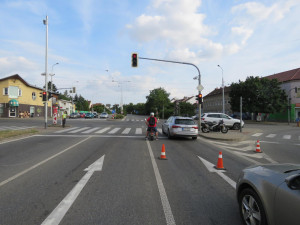 Dva zběsilí řidiči aut svištěli Brnem. Na křižovatce smetli motorkáře a odjeli