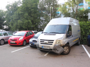 Dva zběsilí řidiči aut svištěli Brnem. Na křižovatce smetli motorkáře a odjeli