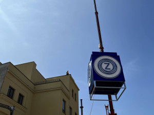 V Brně opravili symbol Zbrojovky. Modrá kostka rozsvítí bývalé ředitelství