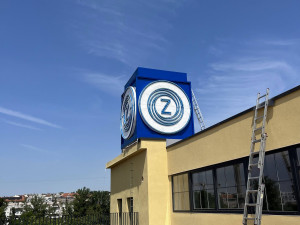 V Brně opravili symbol Zbrojovky. Modrá kostka rozsvítí bývalé ředitelství