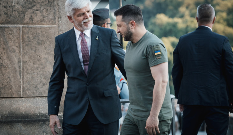 Do Česka přiletěl muž, jehož statečnost obdivují všichni. Poděkoval za pomoc