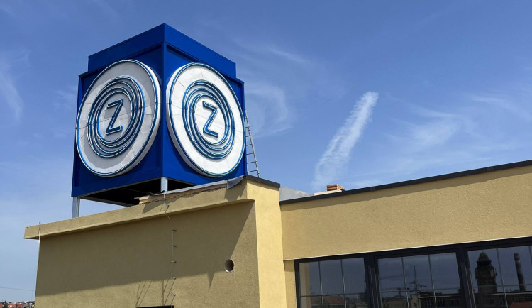 V Brně opravili symbol Zbrojovky. Modrá kostka rozsvítí bývalé ředitelství