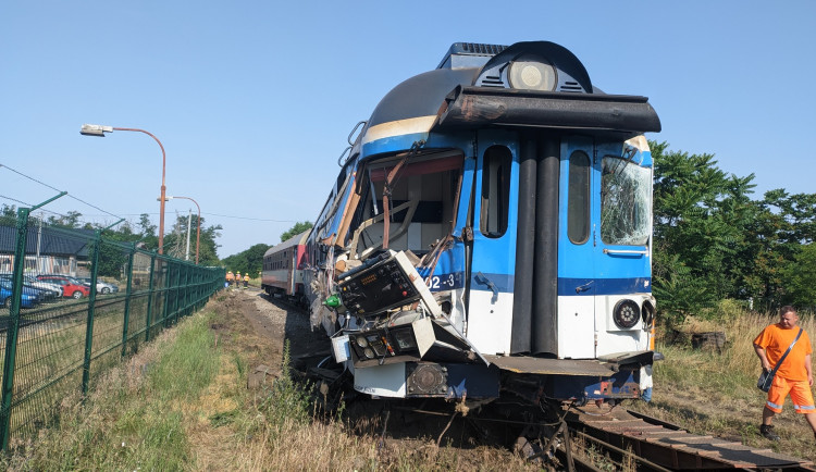 Na Znojemsku vykolejil vlak po nárazu s náklaďákem. Škody jdou do milionů korun