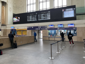 V hale brněnského nádraží se strhla bitka cizinců. Rozhodl úder kamenem
