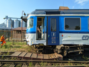 Na Znojemsku vykolejil vlak po nárazu s náklaďákem. Škody jdou do milionů korun