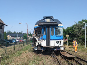 Na Znojemsku vykolejil vlak po nárazu s náklaďákem. Škody jdou do milionů korun