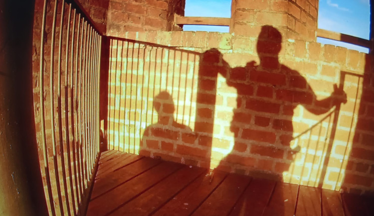 Muž bránil hradby. Zastrašoval kolemjdoucí a házel trámy na policisty