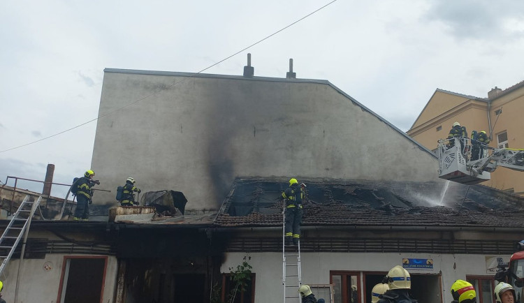 Při požáru v Brně se zranilo šest lidí. V nemocnici skončili i dva policisté