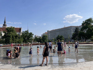 Brňané se vedrech chladí v kašnách. Z vodních děl jsou plovárny