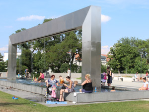 Brňané se ve vedrech rochní v kašnách. Z vodních děl si udělali plovárny