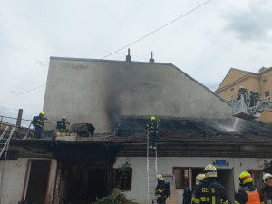 Při požáru v Brně se zranilo šest lidí. V nemocnici skončili i dva policisté
