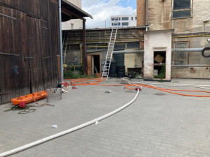 Při požáru v Brně se zranilo šest lidí. V nemocnici skončili i dva policisté