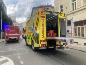 Při požáru v Brně se zranilo šest lidí. V nemocnici skončili i dva policisté