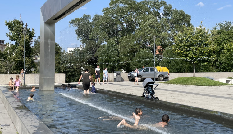 Brňané se vedrech rochní v kašnách. Z vodních děl jsou plovárny