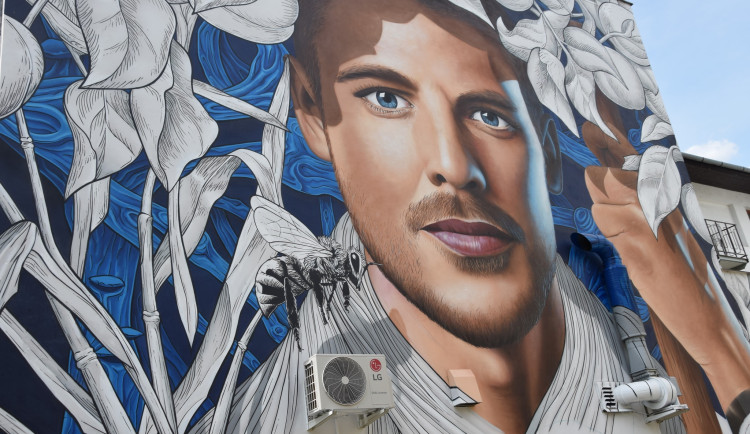 Lidé v Hodoníně objevují street art. Známý umělec maluje na budovu mural