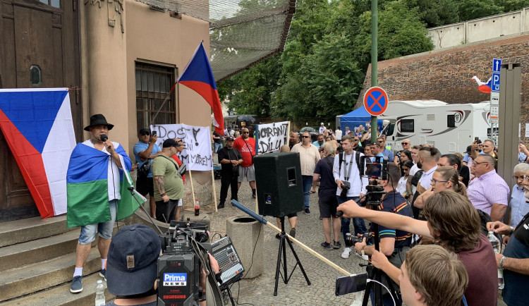 Chcimíři se na demonstraci v Praze hádali mezi sebou