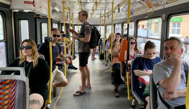 V tramvaji je smraďoch. Co teď?