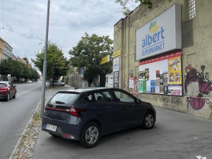Brno neprávem kasíruje řidiče za parkování u supermarketu, tvrdí ombudsman