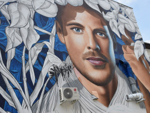 Lidé v Hodoníně objevují street art. Známý umělec maluje na budovu mural