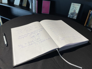 Milane, děkujeme. V Brně lidé vzpomínají na rodáka Kunderu